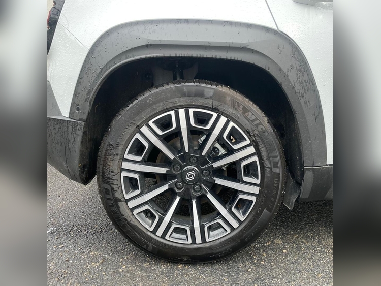 Renault 4 E-Tech Iconiq autonomía confort 110kW foto 4