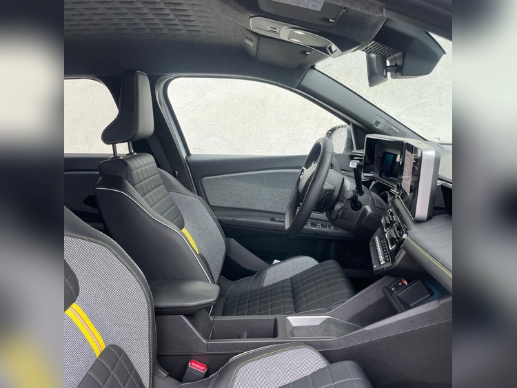 Renault 4 E-Tech Iconiq autonomía confort 110kW foto 5